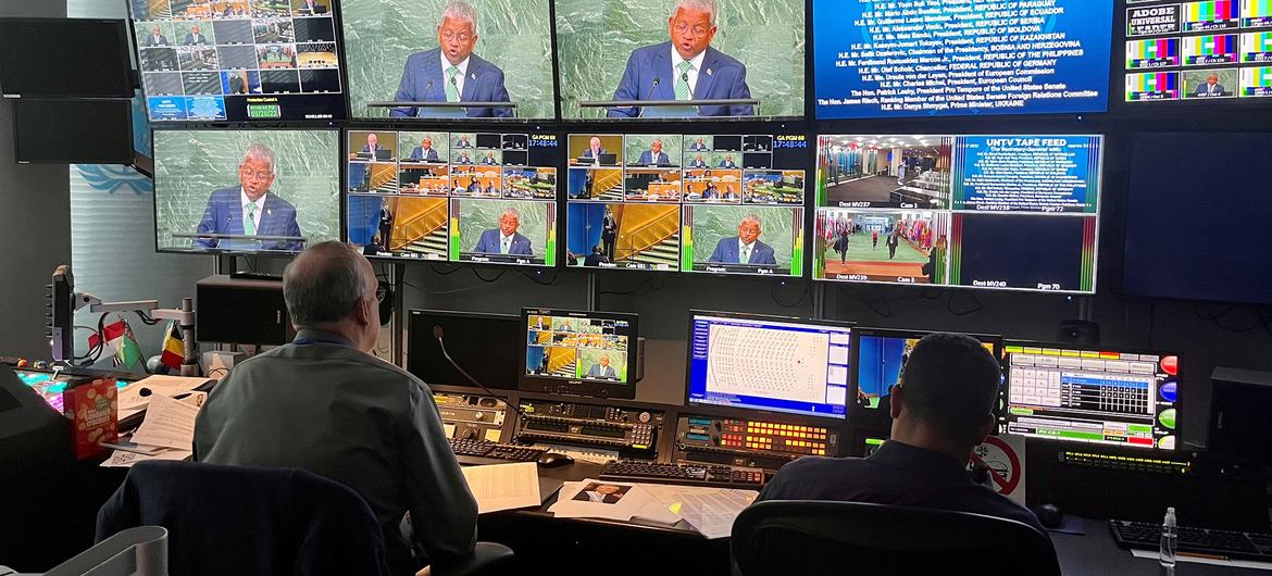 在联大年度一般性辩论和相关高级别会议期间，工作人员在联合国电视台的控制室进行幕后工作。