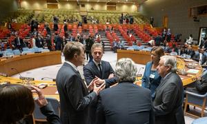 Le Secrétaire général de l'ONU, António Guterres (à droite), rencontre les délégués de la Slovénie au Conseil de sécurité.