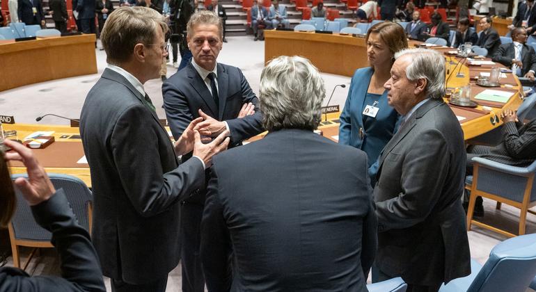 O secretário-geral da ONU, António Guterres (à direita), se encontra com delegados da Eslovênia no Conselho de Segurança