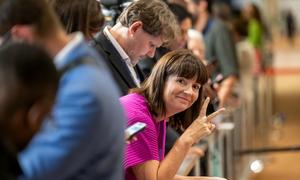Des journalistes attendent devant le Conseil de sécurité.