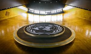 El escudo de la ONU aparece en el Salón de la Asamblea General.