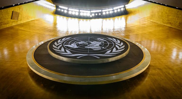 El escudo de la ONU aparece en el Salón de la Asamblea General.