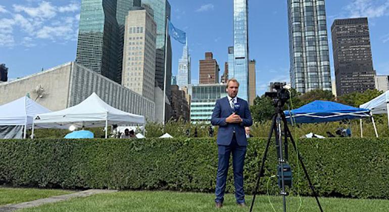 Mwandishi wa habari akiripoti kutoka kampasi ya Umoja wa Mataifa wakati wa Kikao cha 80 cha Baraza Kuu.