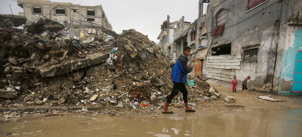 En Gaza, las primeras lluvias de la temporada invernal han llegado amenazando a medio millón de personas en zonas de riesgo de inundaciones.