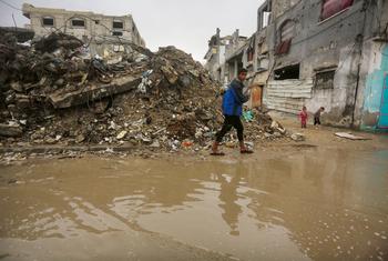 En Gaza, las primeras lluvias de la temporada invernal han llegado amenazando a medio millón de personas en zonas de riesgo de inundaciones.