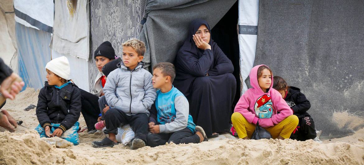 En Gaza, las primeras lluvias de la temporada invernal suponen aún más sufrimiento, ya que medio millón de personas corren peligro en las zonas inundadas.