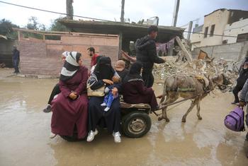 غزہ میں بارشوں سے بے گھر افراد کی مشکلات میں مزید اضافہ ہوگیا ہے۔