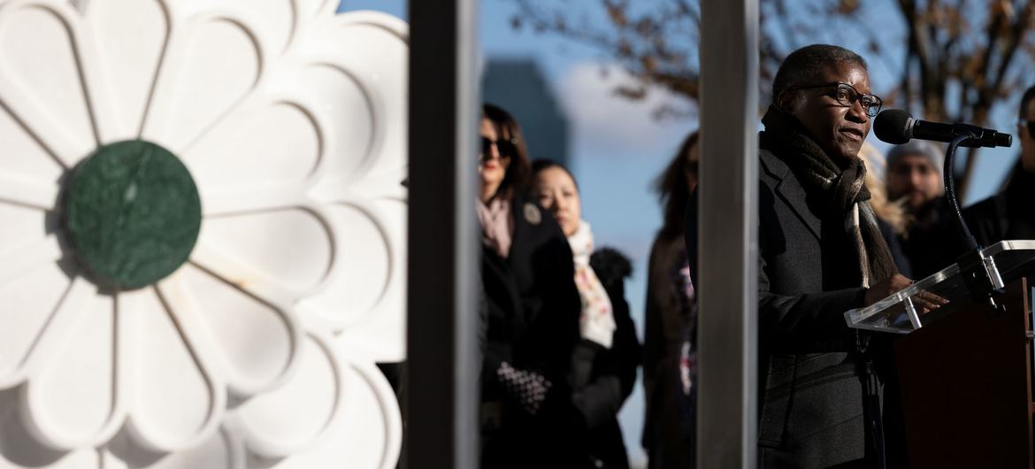 UN Photo/Ariana Lindquist जनसंहार की रोकथाम के लिए, नवनियुक्त यूएन सलाहकार चलोका बेयानी, यूएन मुख्यालय में 'स्रेब्रेनीत्सा पुष्प' के उदघाटन पर. (2025) UN Photo/Ariana Lindquist जनसंहार की रोकथाम के लिए, नवनियुक्त यूएन सलाहकार चलोका बेयानी, यूएन मुख्यालय में 'स्रेब्रेनीत्सा पुष्प' के उदघाटन पर. (2025)