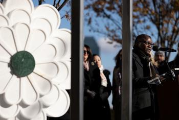 जनसंहार की रोकथाम के लिए, नवनियुक्त यूएन सलाहकार चलोका बेयानी, यूएन मुख्यालय में 'स्रेब्रेनीत्सा पुष्प' के उदघाटन पर. (2025)