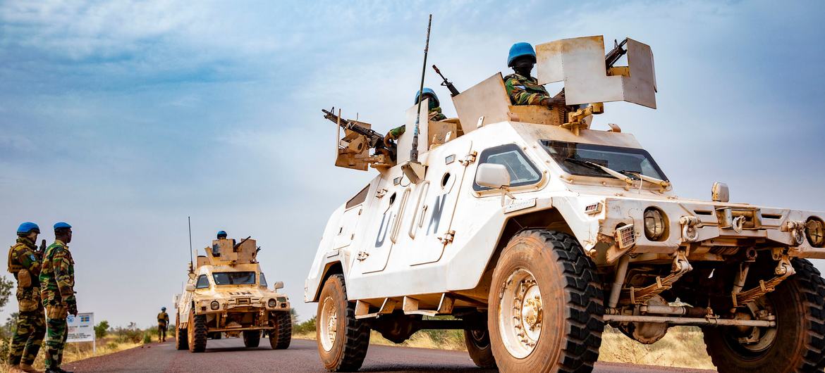 Des soldats de la paix de l'ONU patrouillent au Mali, lors d'un déploiement de l'ancienne opération de maintien de la paix de l'ONU, la MINUSMA (archive).