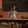Fatima, 6 ans, de Khartoum, se tient dans une salle de classe vide dans l'espace d'apprentissage sécurisé soutenu par l'UNICEF dans l'État de Kassala, au Soudan.