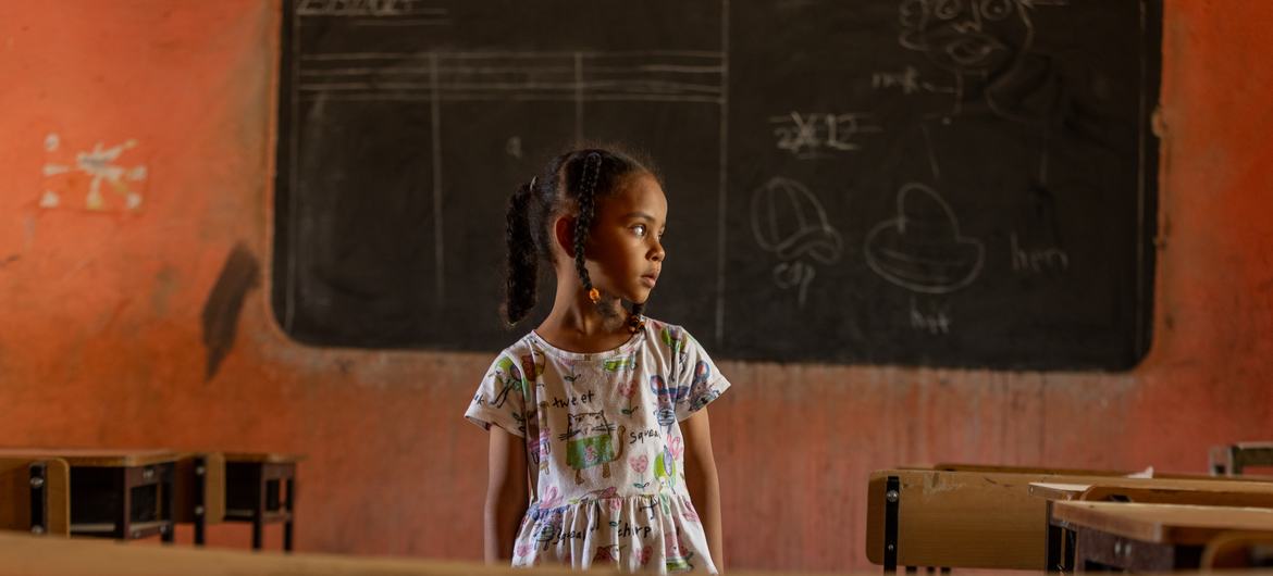 Fátima, de 6 anos, de Cartum, está em uma sala de aula vazia no espaço de aprendizagem seguro apoiado pelo Unicef no estado de Kassala, Sudão