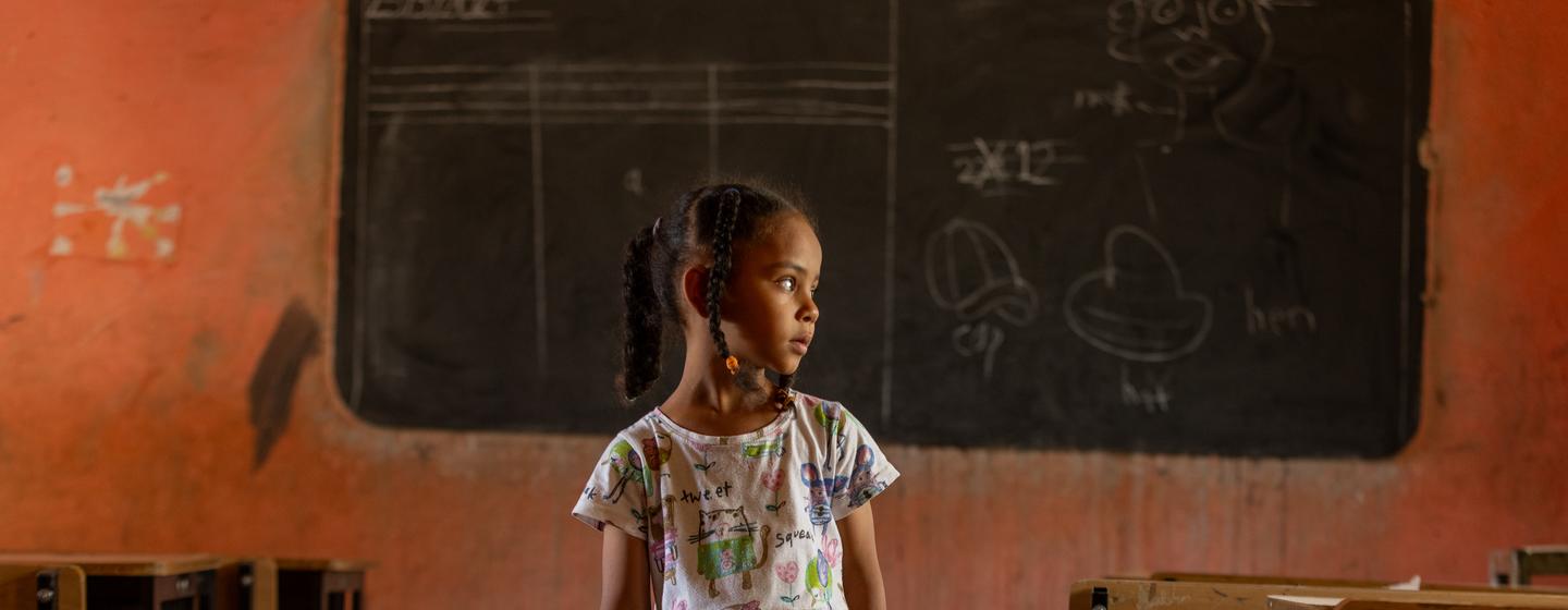 Fatima, 6 ans, de Khartoum, se tient dans une salle de classe vide dans l'espace d'apprentissage sécurisé soutenu par l'UNICEF dans l'État de Kassala, au Soudan.