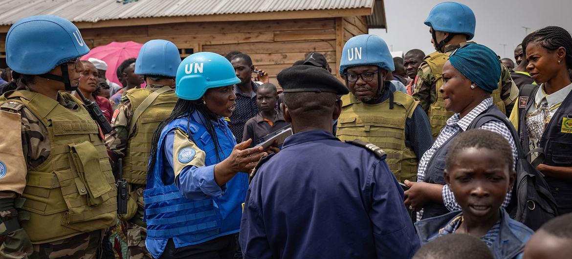 UN police officers talk to displaced people in a camp close to eastern Democratic Republic of the Congo provincial capital Goma. (file)