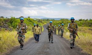 Walinda amani wa Umoja wa Mataifa kutoka India, wanaohudumu kwenye kikosi cha MONUSCO cha kuchukua  hatua haraka, RDP wakiwa doriani kwenye kituo chao huko Sake, jimboni Kivu Kaskazini.