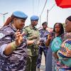 Uma oficial da Polícia da ONU interage com pessoas que vivem em Goma, na RD Congo