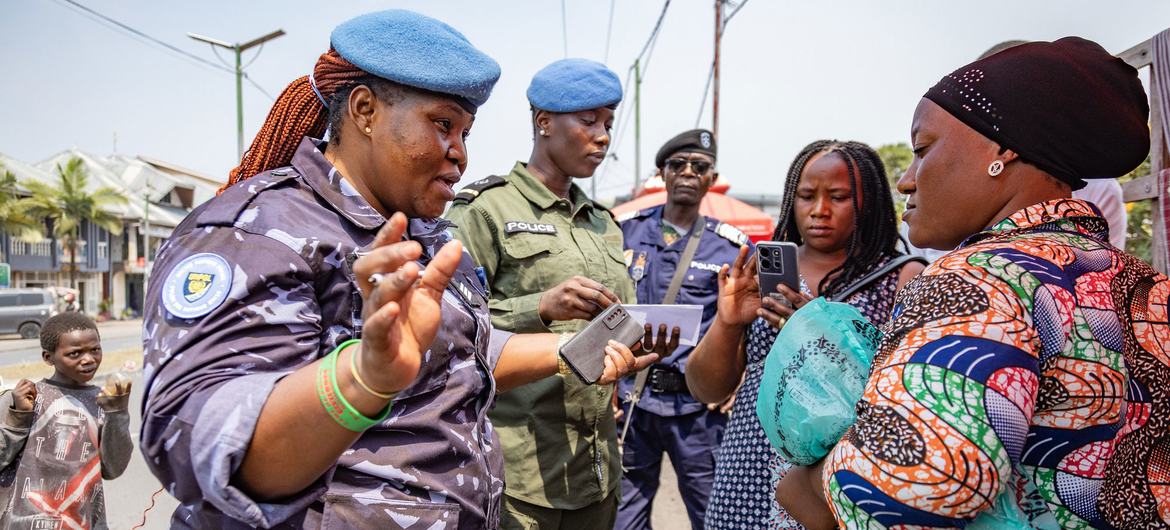 Uma oficial da Polícia da ONU interage com pessoas que vivem em Goma, na RD Congo