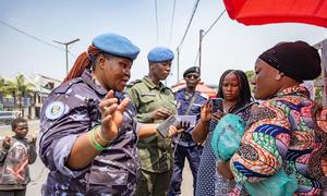 Afisa wa Polisi wa UN (UNPOL) akizungumza na wananchi wa Goma, jimboni Kivu Kaskazini, mashariki mwa DRC.