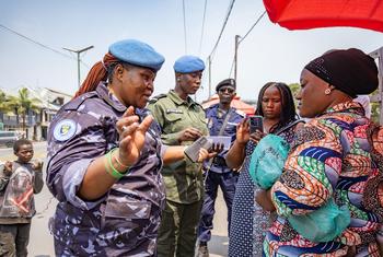 Uma oficial da Polícia da ONU interage com pessoas que vivem em Goma, na RD Congo