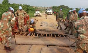 Kombania ya uhandisi kutoka Afrika Kusini iliyoko MONUSCO ikikarabati miundombinu ya barabara ikiwemo daraja huko jimboni Kivu Kaskazini.