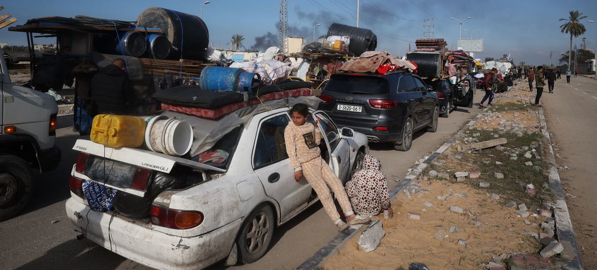 Families begin their journey back home from the south of Gaza to Gaza City and the northern areas 