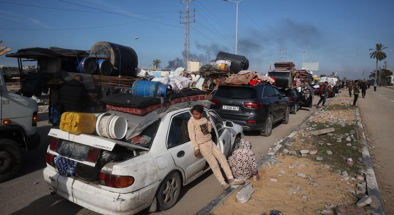 Las familias comienzan su viaje de regreso a casa desde el sur de Gaza hasta la ciudad de Gaza y las zonas del norte.