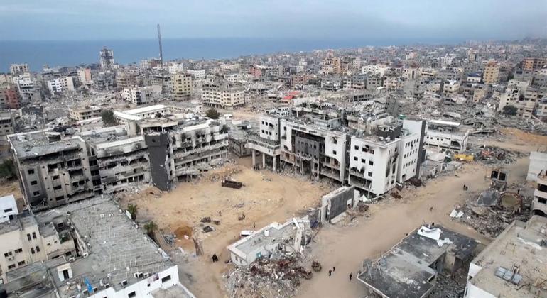الغارات الإسرائيلية على المستشفيات ونقص الإمدادات يفاقمان الوضع في غزة