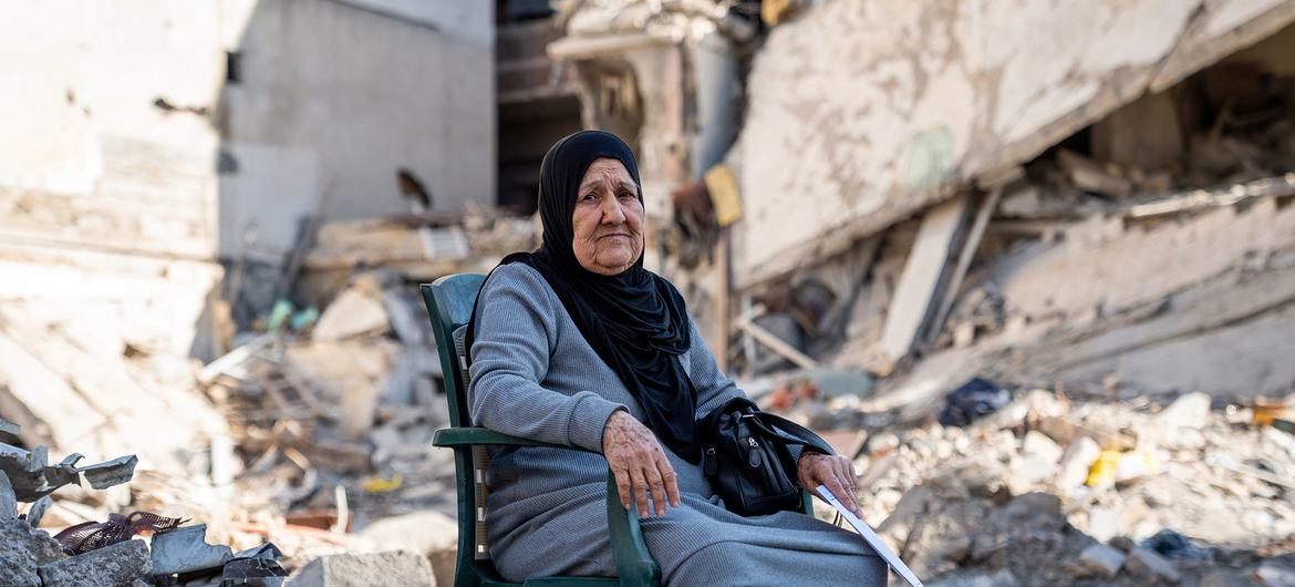 Una mujer regresa a su casa destruida en el Líbano.