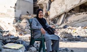 Una mujer regresa a su casa destruida en el Líbano.