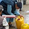 Жители центрального Афганистана собирают питьевую воду после наводнения.