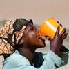 一名乍得女孩在学校喝水。