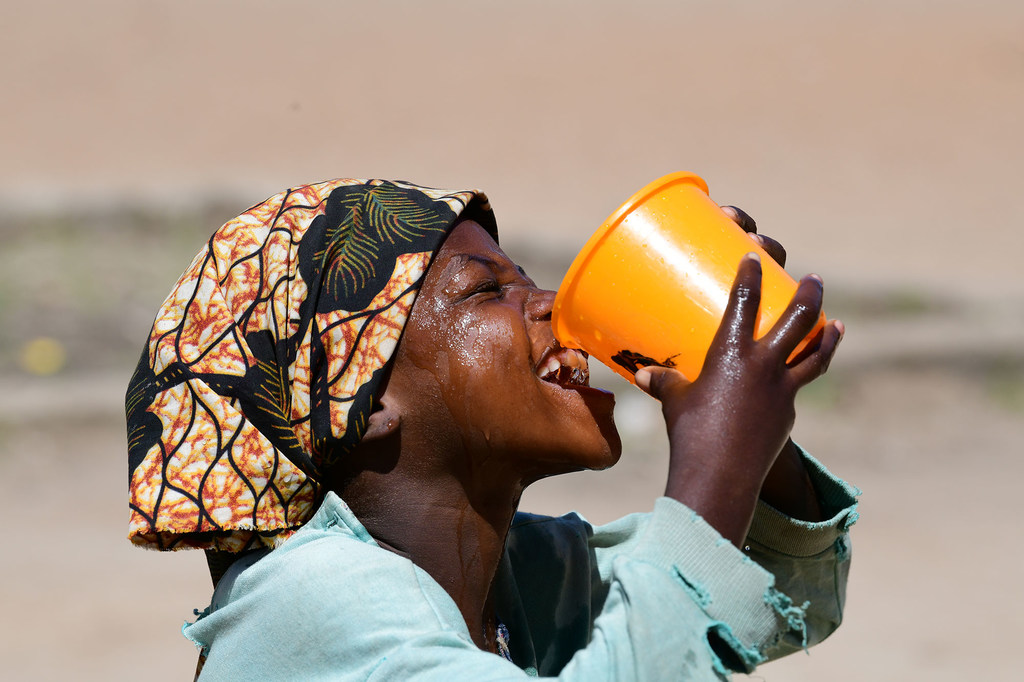 Une fillette boit de l'eau à l'école à Goré, au Tchad.