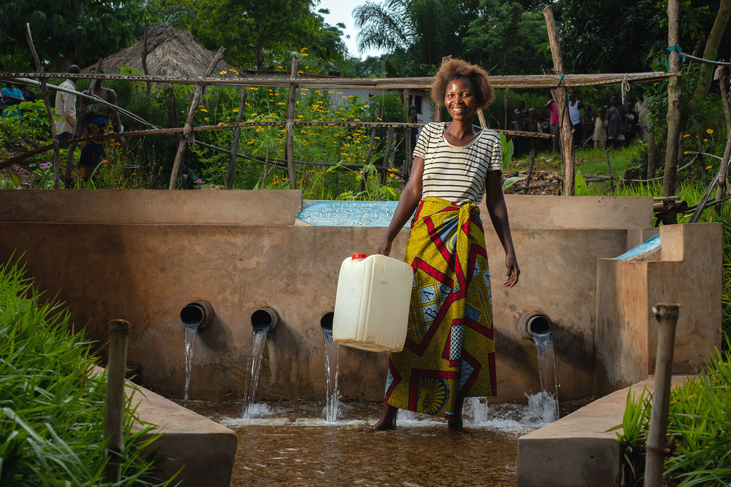 Mwanamke akichota maji kutoka kwa chanzo kilichotengenezwa na UNICEF katika jimbo la Kasai, DR Congo.