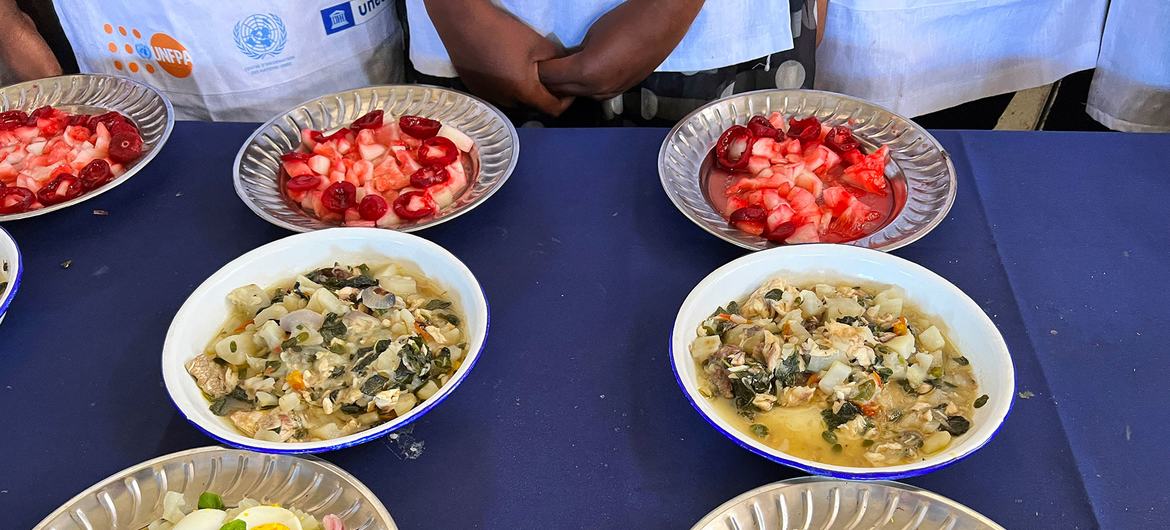 Des écoliers préparent un repas à trois plats dans le cadre du concours Tsikonina.