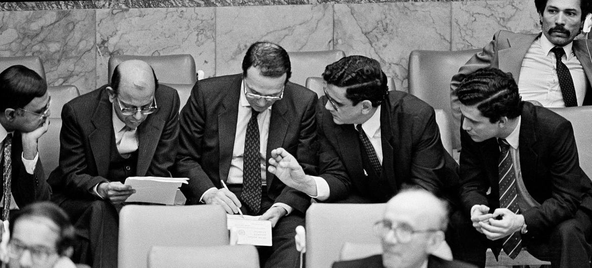 Security Council members from (starting second from left) India, Egypt and Nicaragua informally confer on a draft resolution before the start of their meeting in New York in 1984. (file)