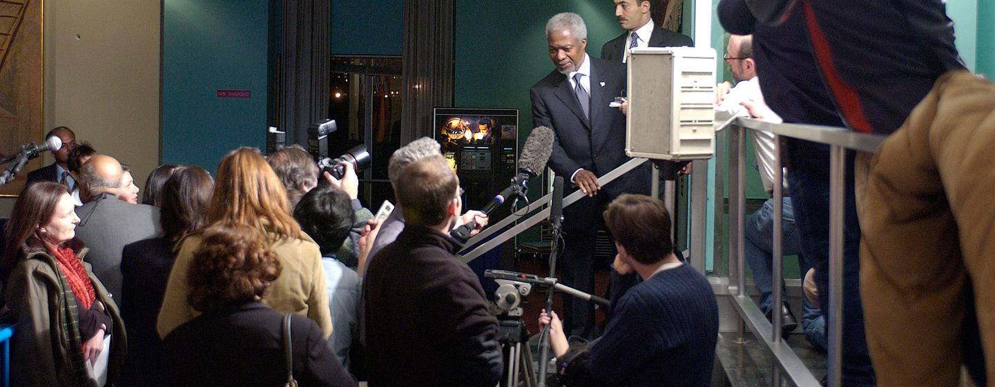 UN Secretary-General Kofi Annan (centre) briefing correspondents at UN Headquarters in 2004. (file)