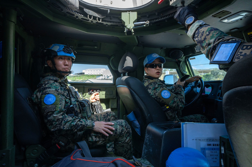 Des Casques bleus de la FINUL en patrouille motorisée dans les environs de Tyr, au Sud-Liban.