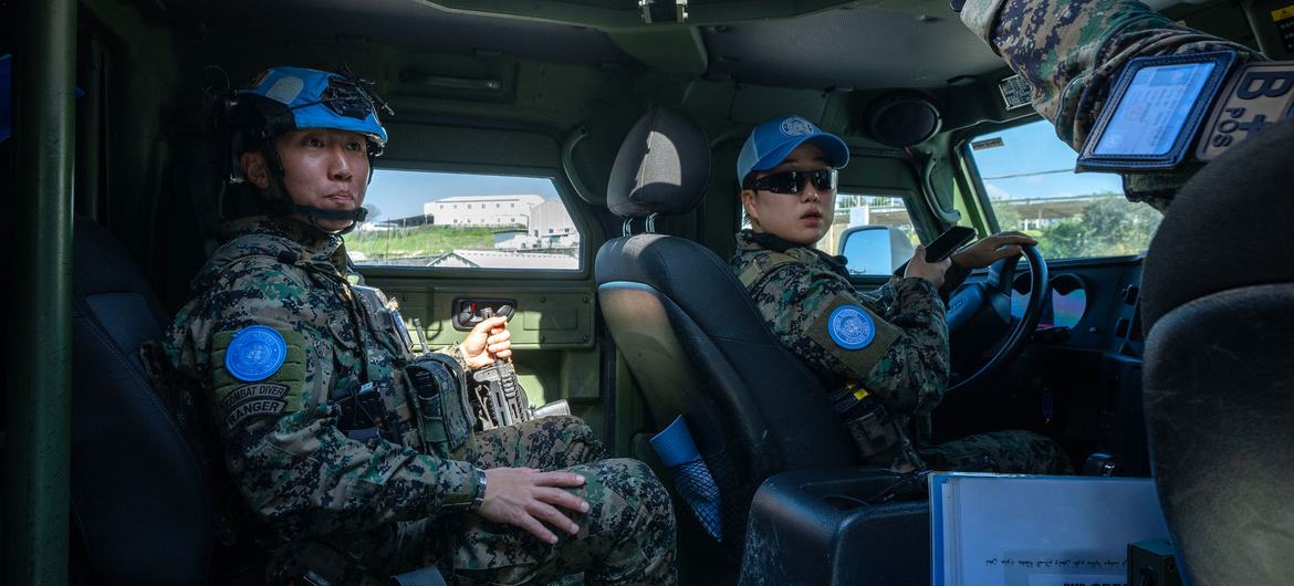 Soldados da paz da Unifil em patrulha de veículos perto de Tiro, sul do Líbano