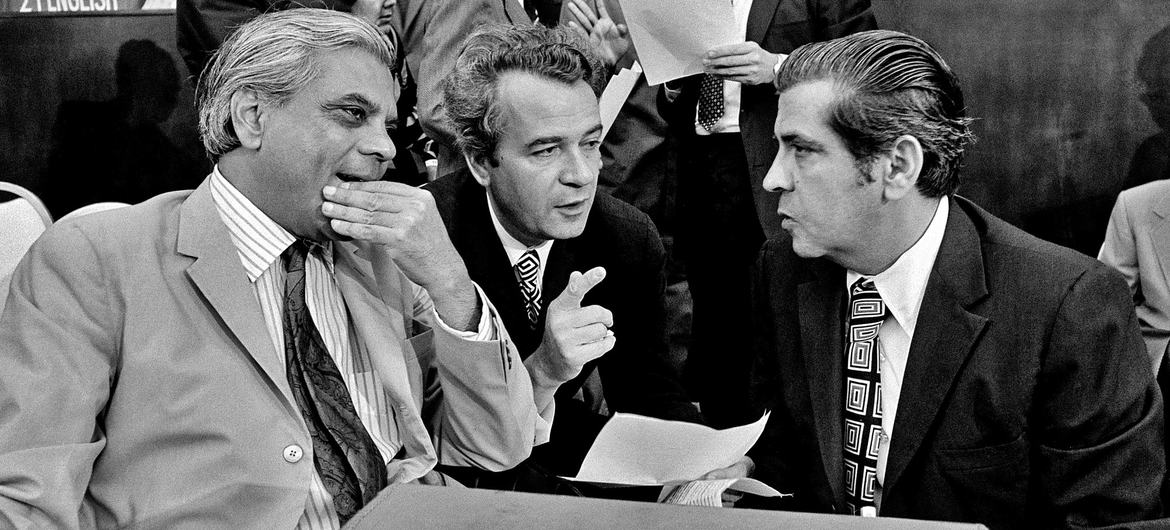 Council members from Pakistan, then-Yugoslavia and Panama discuss a draft resolution on Latin America before a meeting in Panama in 1973. (file)