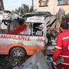 Personal de la Media Luna Roja Palestina inspecciona una ambulancia destruida en Deir el Balah, en el centro de la Franja de Gaza (foto de archivo).