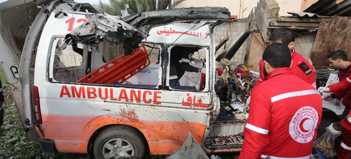 أرشيف (يناير 2024): عاملون في جمعية الهلال الأحمر الفلسطيني يفحصون سيارة إسعاف مدمرة في دير البلح - وسط قطاع غزة