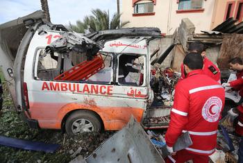 Personal de la Media Luna Roja Palestina inspecciona una ambulancia destruida en Deir el Balah, en el centro de la Franja de Gaza (foto de archivo).