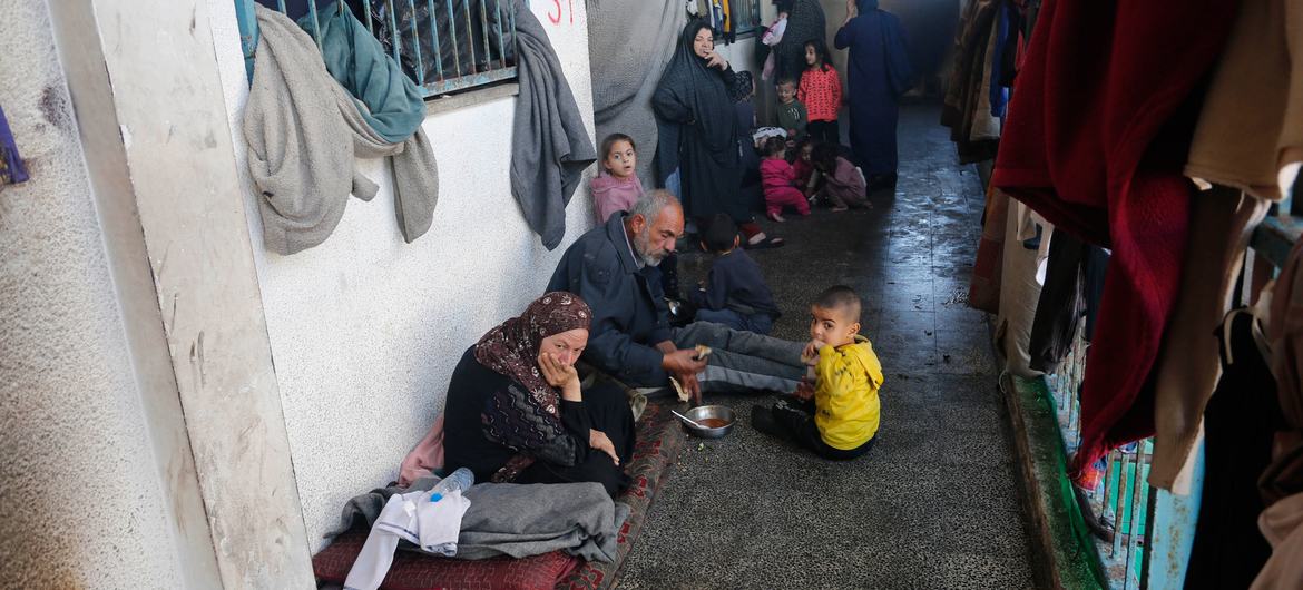 Displaced Palestinian families shelter at an UNRWA school in Deir el Balah. (file)