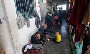 Displaced Palestinian families shelter at an UNRWA school in Deir el Balah. (file)