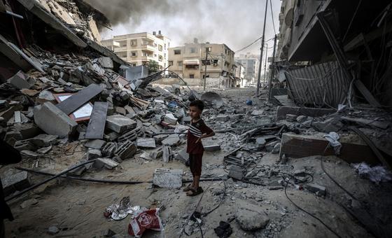 Ребенок на разрушенной улице в Газе.