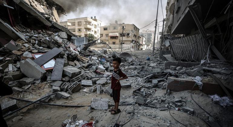 Ребенок на разрушенной улице в Газе.