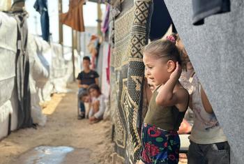 Los niños de Gaza se han visto obligados a evacuar sus hogares y vivir en refugios improvisados con sus familias.