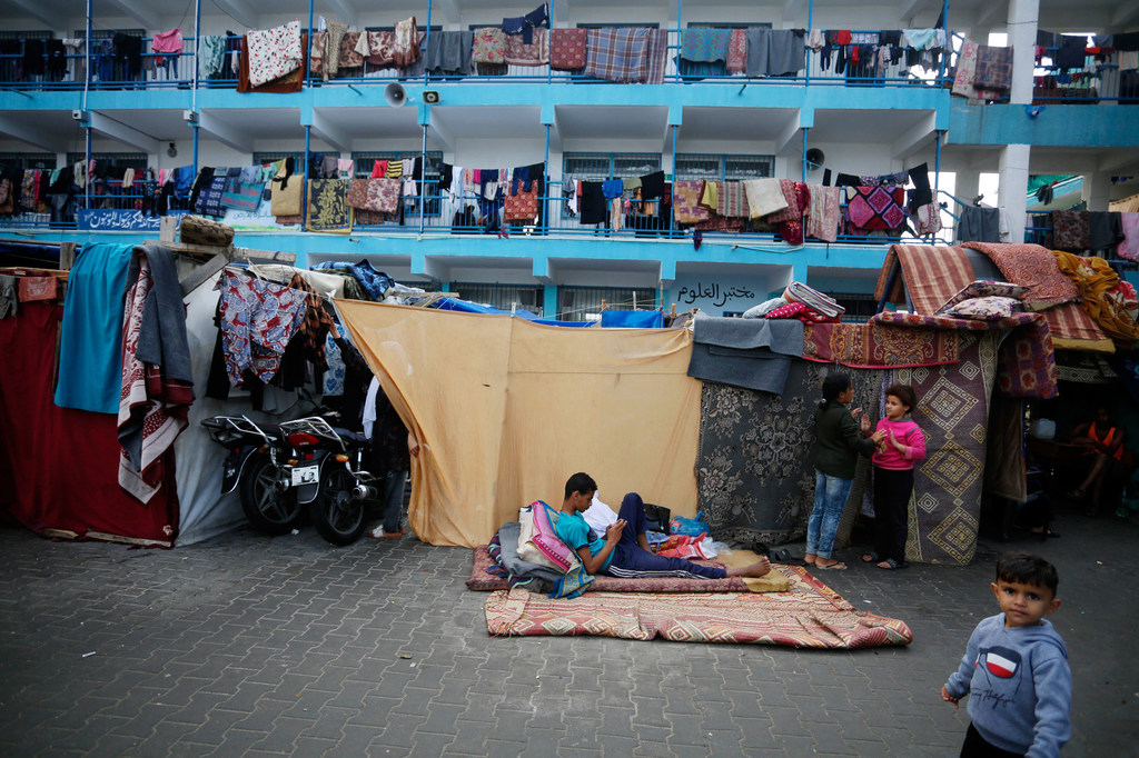 Des personnes déplacées par les combats s'abritent dans une école de l'UNRWA à Deir el Balah, dans le centre de Gaza.