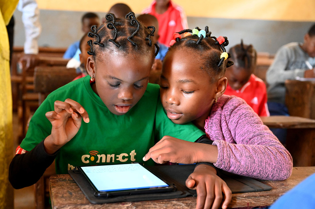 Des enfants apprennent avec des tablettes à l'école publique Melen de Yaoundé, au Cameroun.