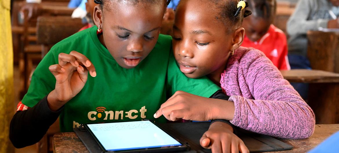 Crianças aprendem com tablets na Escola Pública Melen de Yaoundé, Camarões